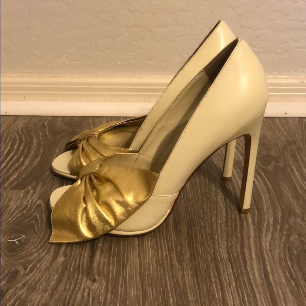 Bebe cream and gold bow accent heels - Picture 2 of 4